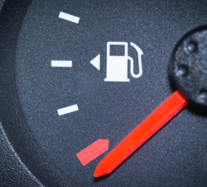 Icono gasolina con flecha del lado del depósito