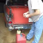 Chevy Bel Air con tapón gasolina detrás del faro